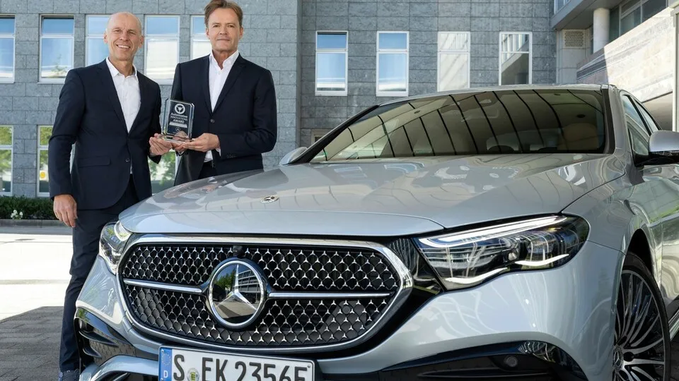 Dreifacherfolg für Mercedes-Benz bei AutomotiveINNOVATIONS Awards 2024. Prof. Dr. Stefan Bratzel (links), Direktor Center of Automotive Management (CAM) & Markus Schäfer (rechts), Mitglied des Vorstands der Mercedes-Benz Group AG, Chief Technology Officer, Entwicklung & Einkauf